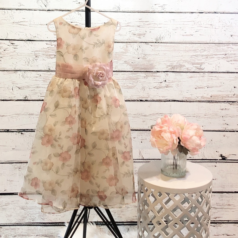 Kids dream dress girls size 5-6 Like New